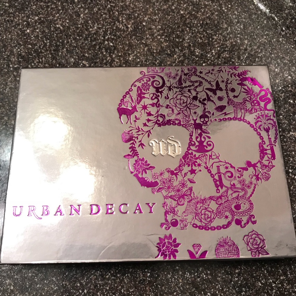Urban Decay eye shadow palette